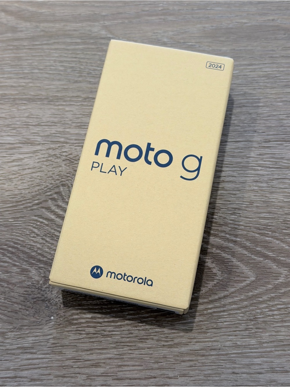 Motorola beige and navy moto g play packaging
